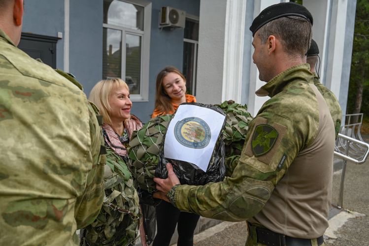 Маскировочные сети передали сотрудникам ОМОН Росгвардии в Ставрополе
