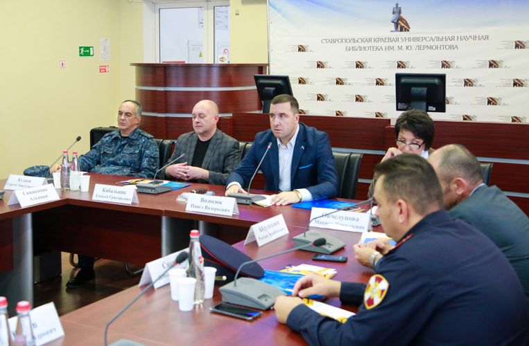 Офицер Росгвардии принял участие в работе межрегионального круглого стола в Ставрополе