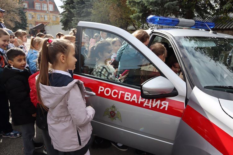 Росгвардейцы провели День открытых дверей для школьников в Ставрополе