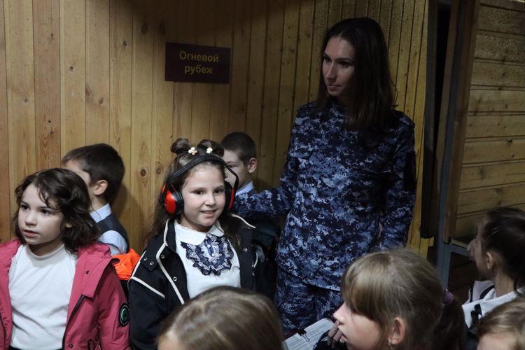 Росгвардейцы провели День открытых дверей для школьников в Ставрополе