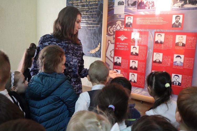 Росгвардейцы провели День открытых дверей для школьников в Ставрополе