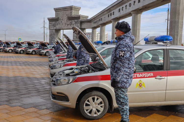 СОТРУДНИКАМ РОСГВАРДИИ ВРУЧИЛИ КЛЮЧИ ОТ НОВЫХ СЛУЖЕБНЫХ АВТОМОБИЛЕЙ НА СТАВРОПОЛЬЕ