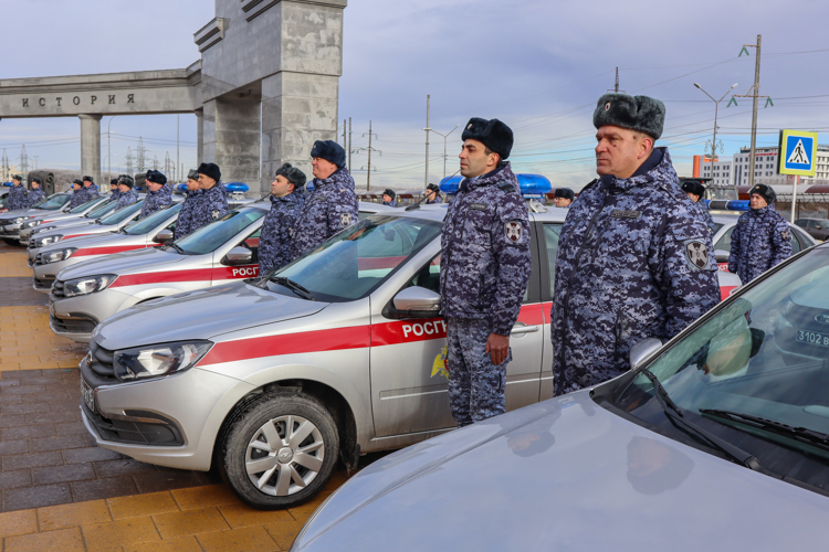 СОТРУДНИКАМ РОСГВАРДИИ ВРУЧИЛИ КЛЮЧИ ОТ НОВЫХ СЛУЖЕБНЫХ АВТОМОБИЛЕЙ НА СТАВРОПОЛЬЕ