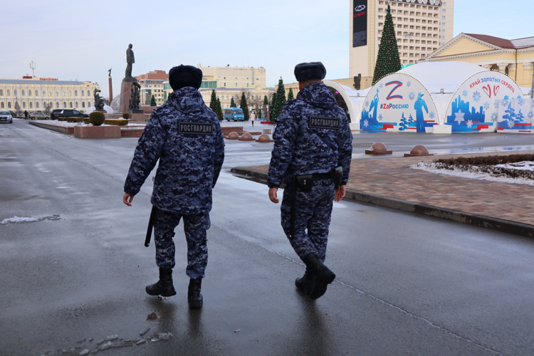 РОСГВАРДЕЙЦЫ ОБЕСПЕЧИЛИ БЕЗОПАСНОСТЬ ОТКРЫТИЯ ГЛАВНОЙ ГОРОДСКОЙ ЕЛКИ В СТАВРОПОЛЕ