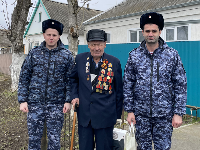 На Ставрополье росгвардейцы поздравили  ветеранов Великой Отечественной войны с Днем защитника Отечества  