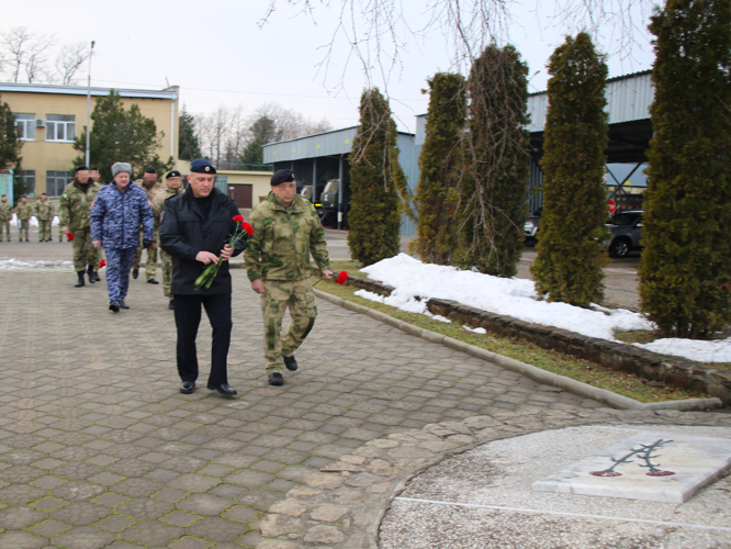 Сотрудники ставропольского ОМОН Росгвардии почтили память боевых товарищей, погибших при исполнении служебного долга  