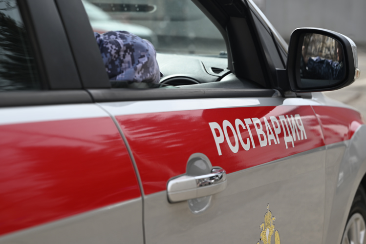 Сотрудники Росгвардии защитили женщину от вооруженного злоумышленника  в Пятигорске
