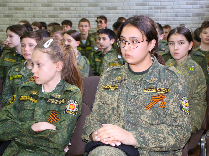 В Ставрополе росгвардейцы наградили победителей литературного конкурса «Золотое перо кадетской школы»