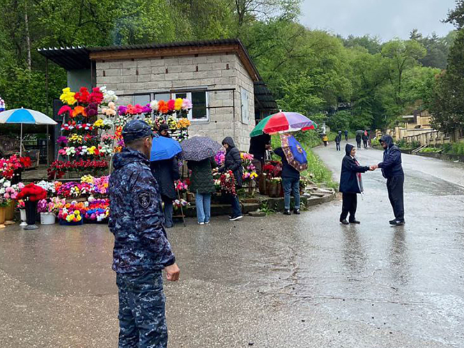 Сотрудники Росгвардии обеспечили охрану общественного порядка в Радоницу на Ставрополье