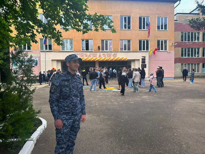 Сотрудники Росгвардии приняли участие в обеспечении безопасности последних звонков в школах Ставрополья