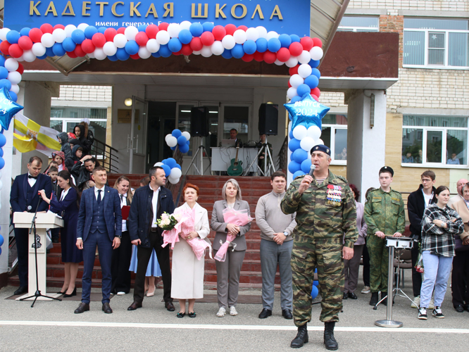 В Ставрополе офицер Росгвардии поздравил воспитанников подшефной кадетской школы с окончанием учебного заведения