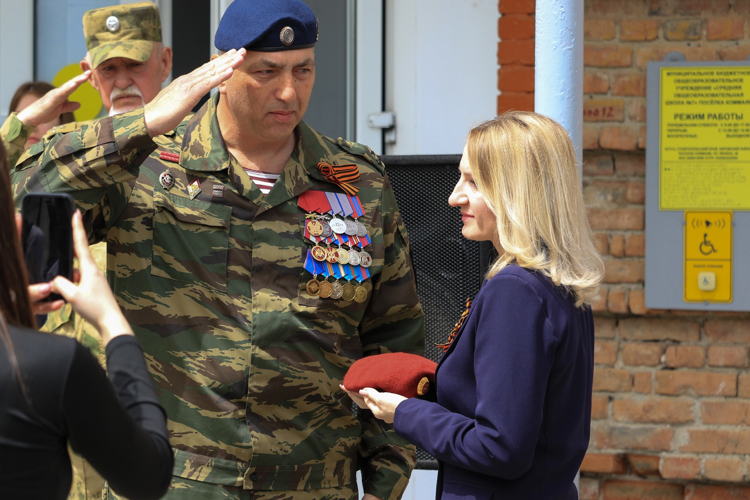 На Ставрополье офицеры Росгвардии передали на хранение школе памятные экспонаты