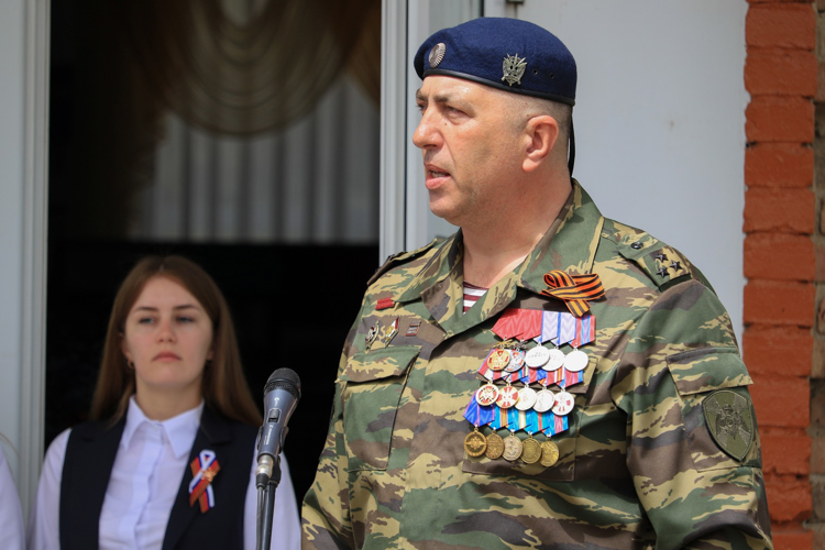 На Ставрополье офицеры Росгвардии передали на хранение школе памятные экспонаты
