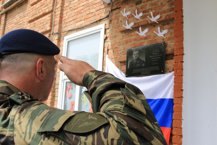 На Ставрополье офицеры Росгвардии передали на хранение школе памятные экспонаты