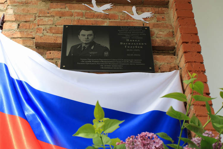 На Ставрополье офицеры Росгвардии передали на хранение школе памятные экспонаты