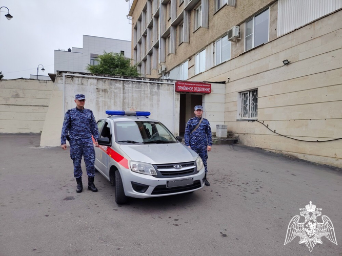 В Кисловодске росгвардейцы оказали доврачебную помощь женщине, которую укусила собака