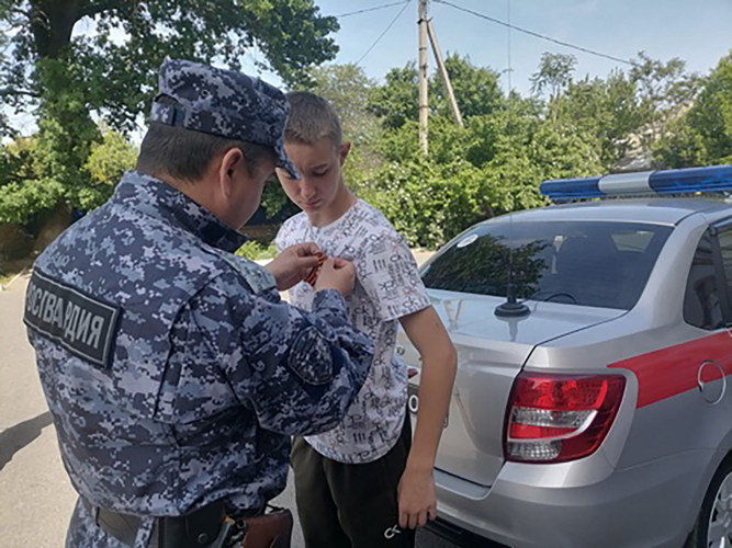В Зеленокумске росгвардейцы поддержали патриотическую акцию «Георгиевская ленточка»