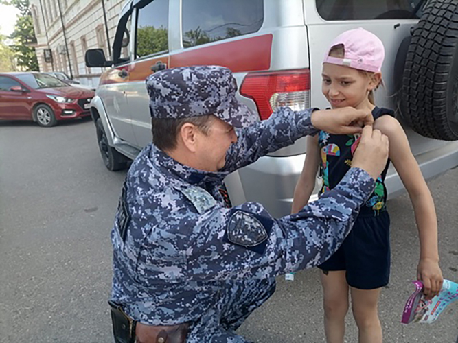 В Зеленокумске росгвардейцы поддержали патриотическую акцию «Георгиевская ленточка»