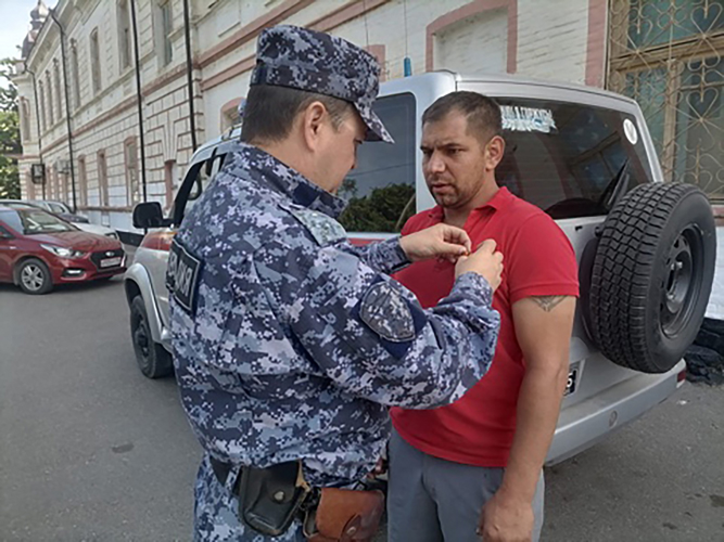 В Зеленокумске росгвардейцы поддержали патриотическую акцию «Георгиевская ленточка»