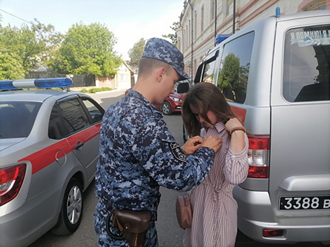 В Зеленокумске росгвардейцы поддержали патриотическую акцию «Георгиевская ленточка»