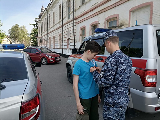 В Зеленокумске росгвардейцы поддержали патриотическую акцию «Георгиевская ленточка»