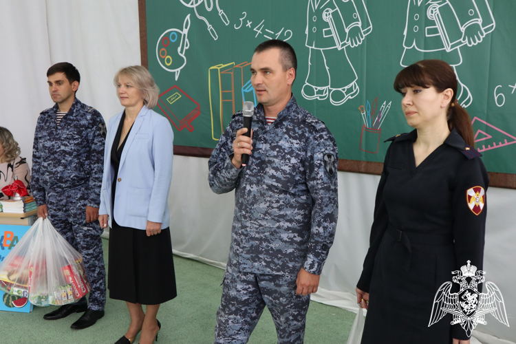 Ставропольские росгвардейцы поздравили учащихся подшефной школы-интерната с последним звонком