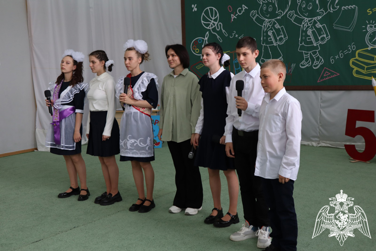 Ставропольские росгвардейцы поздравили учащихся подшефной школы-интерната с последним звонком