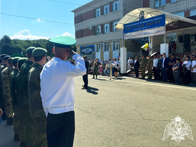  Росгвардейцы вручили аттестаты выпускникам подшефного класса ставропольской кадетской школы имени генерала Ермолова А.П.