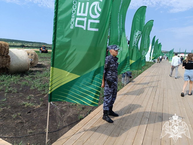  Росгвардия обеспечила безопасность проведения выставки «Всероссийский день поля - 2024» на Ставрополье