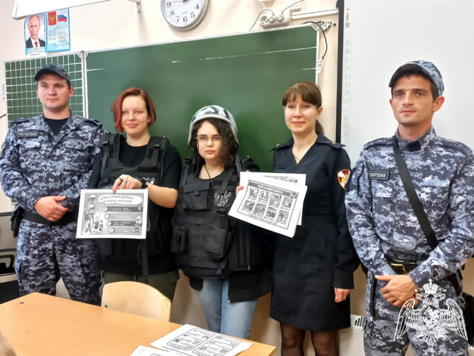  Росгвардейцы встретились с детьми из пришкольного лагеря в Ставрополе