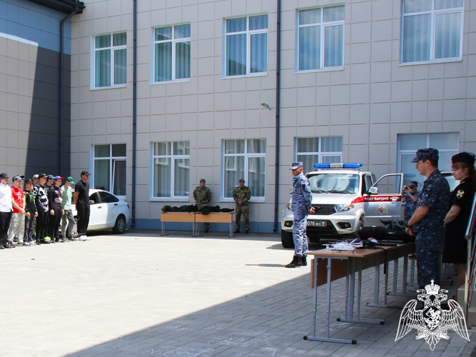  На Ставрополье росгвардейцы провели профориентационное занятие для школьников