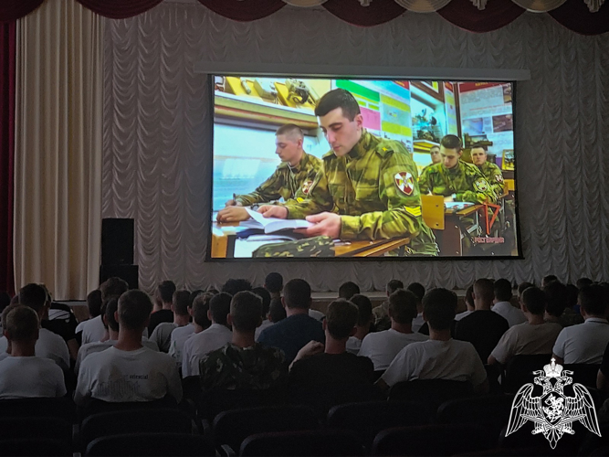  На Ставрополье росгвардейцы провели профориентационное занятие для школьников