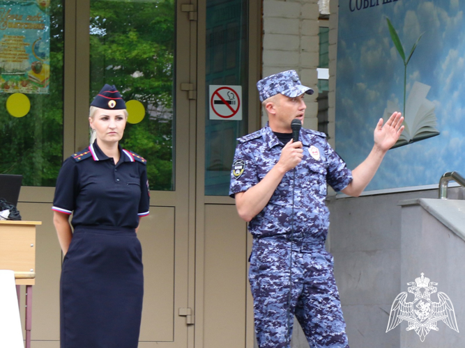  В Ставрополе офицер Росгвардии провёл занятие по правилам дорожного движения со школьниками