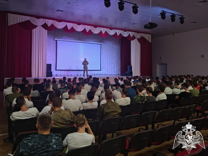  На Ставрополье росгвардейцы провели профориентационное занятие для школьников