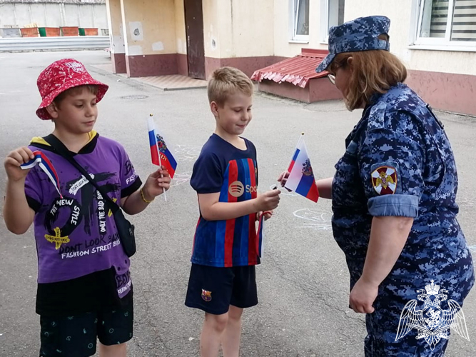 Сотрудники Росгвардии поддержали акцию  «Российский триколор» в Ставрополе