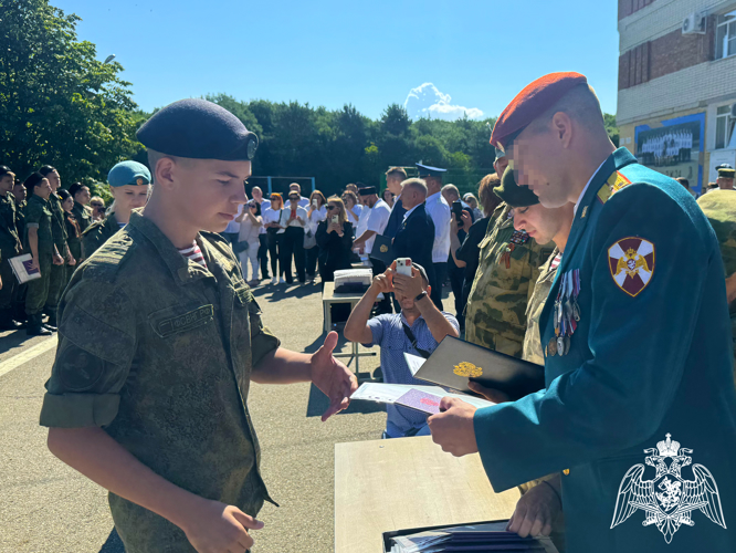  Росгвардейцы вручили аттестаты выпускникам подшефного класса ставропольской кадетской школы имени генерала Ермолова А.П.