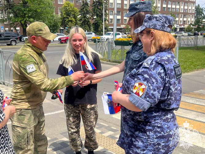 Сотрудники Росгвардии поддержали акцию  «Российский триколор» в Ставрополе