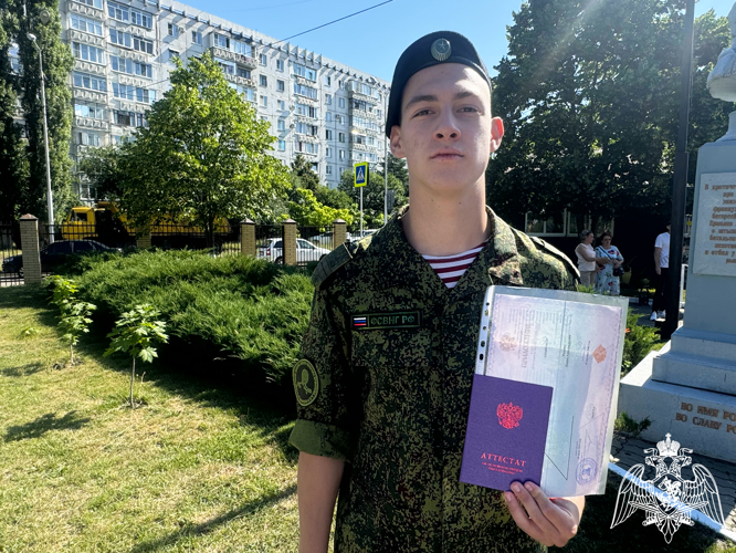  Росгвардейцы вручили аттестаты выпускникам подшефного класса ставропольской кадетской школы имени генерала Ермолова А.П.