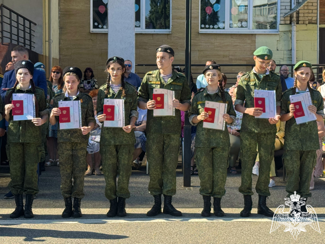  Росгвардейцы вручили аттестаты выпускникам подшефного класса ставропольской кадетской школы имени генерала Ермолова А.П.