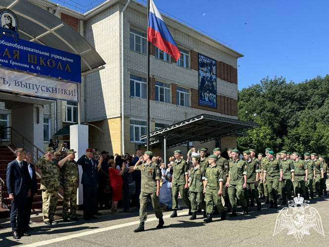  Росгвардейцы вручили аттестаты выпускникам подшефного класса ставропольской кадетской школы имени генерала Ермолова А.П.