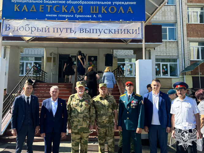  Росгвардейцы вручили аттестаты выпускникам подшефного класса ставропольской кадетской школы имени генерала Ермолова А.П.