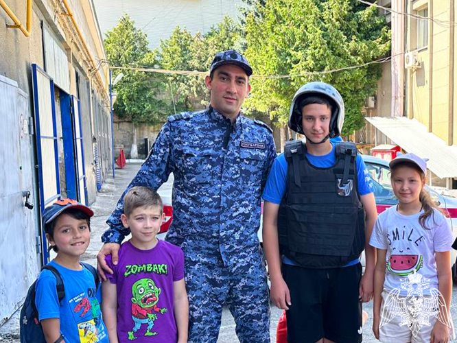 Росгвардейцы провели День открытых дверей для школьников кисловодска