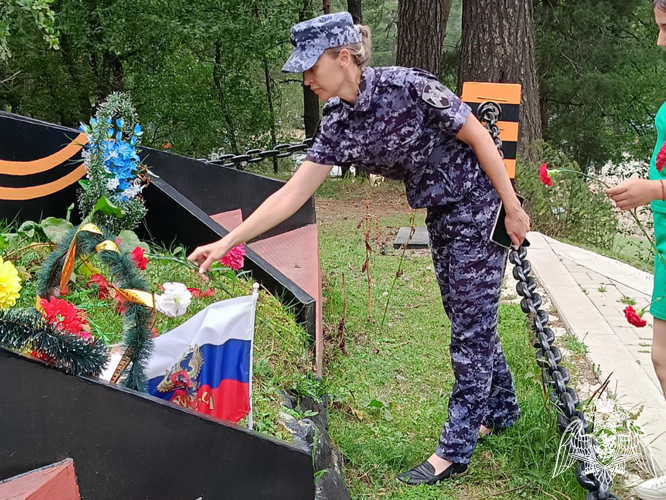 Росгвардейцы посетили мемориальный комплекс  на поляне Таулу в селе Архыз