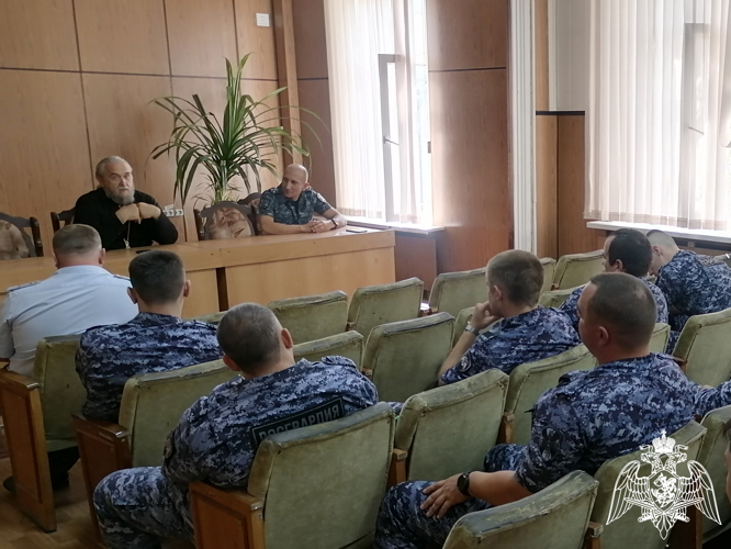 На Ставрополье священнослужитель провел просветительскую беседу с росгвардейцами