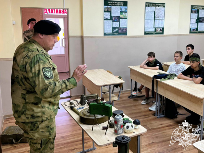 Сотрудники Росгвардии провели занятие с детьми в пришкольном лагере