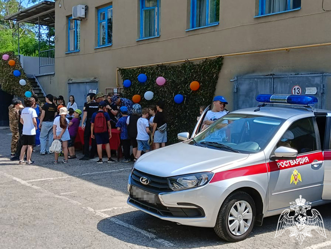 Росгвардейцы провели День открытых дверей для школьников кисловодска