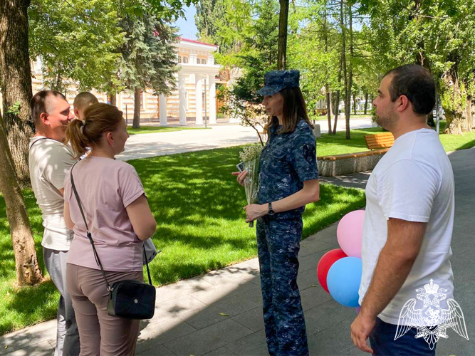 На Ставрополье сотрудники Росгвардии провели акцию «Ромашки на счастье»