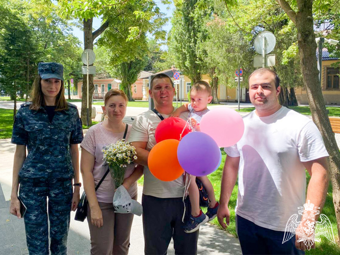 На Ставрополье сотрудники Росгвардии провели акцию «Ромашки на счастье»