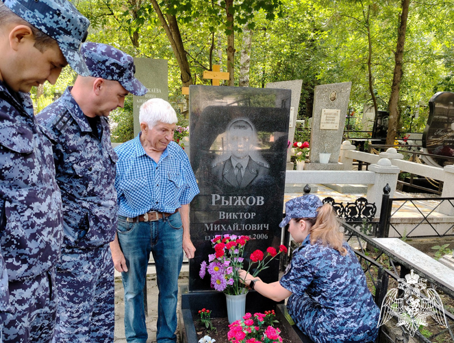 Росгвардейцы почтили память погибшего коллеги в Кисловодске