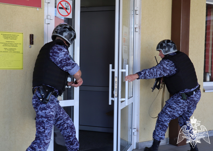 В преддверие нового учебного года росгвардейцы проверили школы в Ставрополе